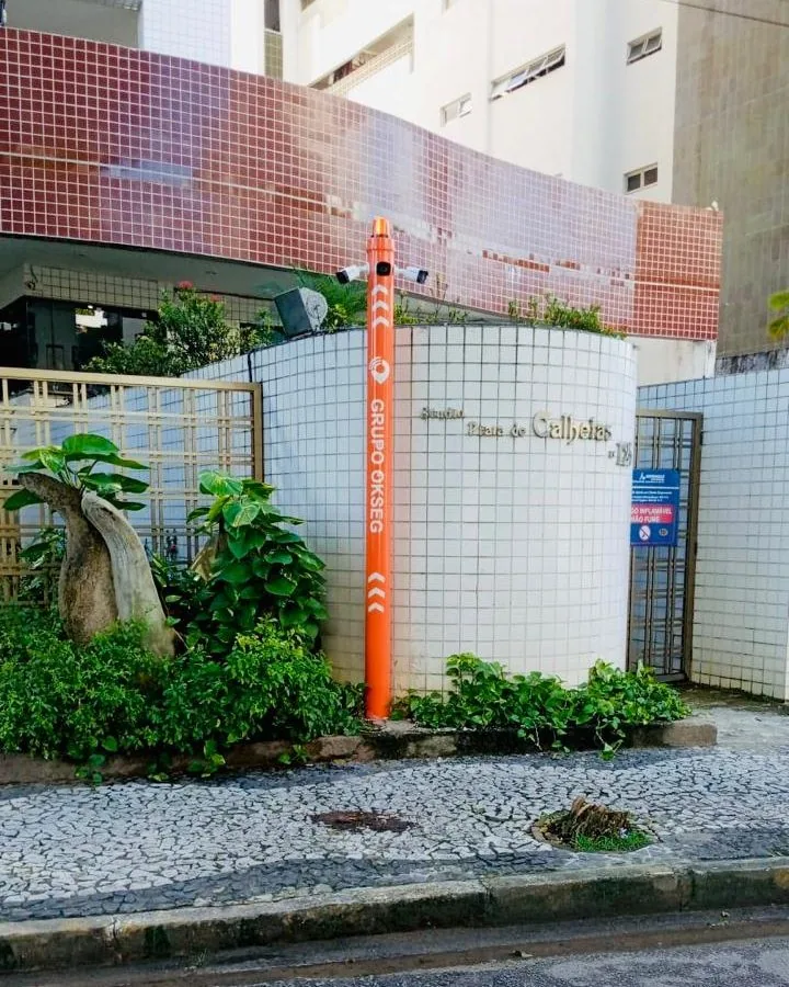 Totem do Grupo OKSEG na entrada de um condomínio