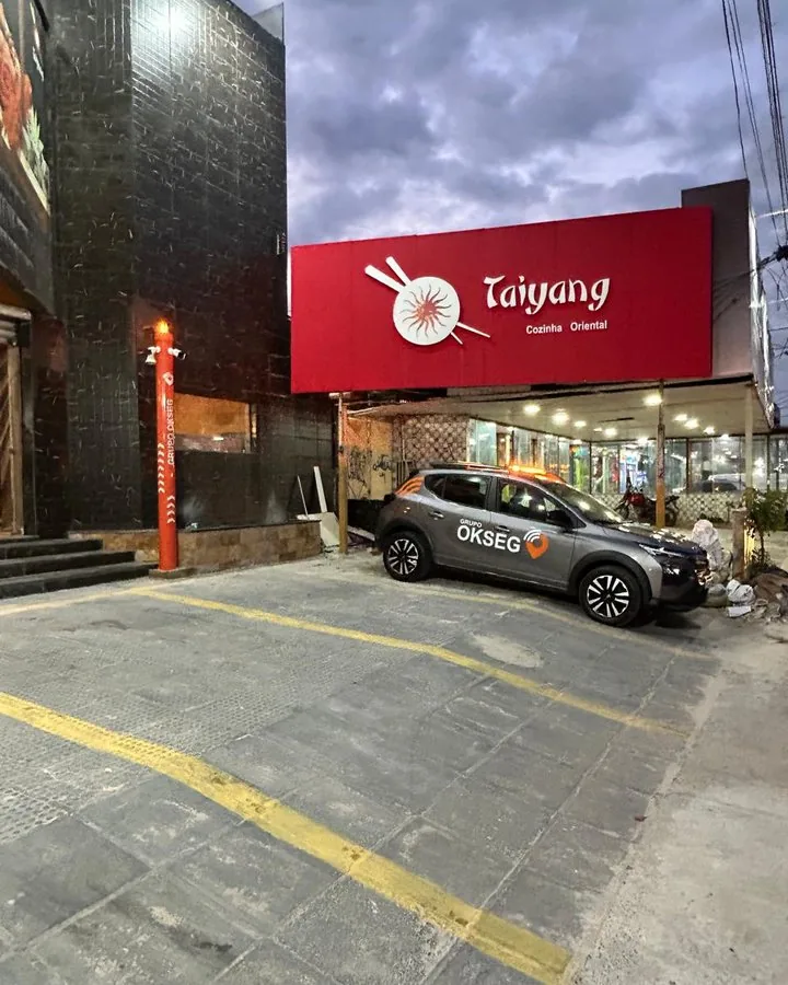 Totem de segurança do Grupo OKSEG instalado em área externa